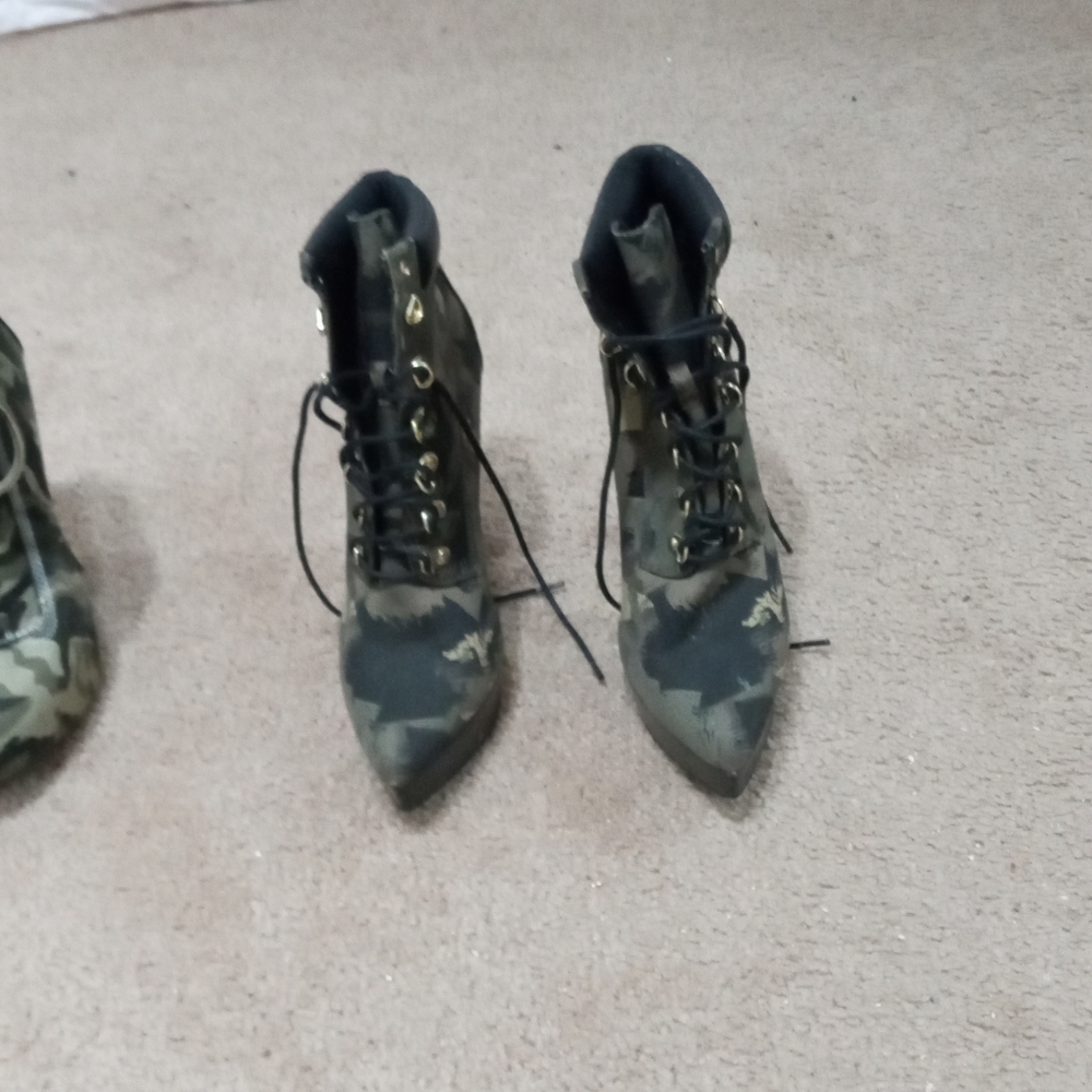Shoes - Picture 3 of 7